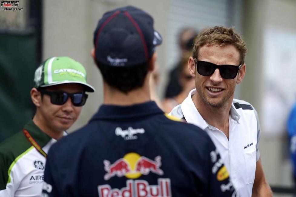 Kamui Kobayashi (Caterham), Daniel Ricciardo (Red Bull) und Jenson Button (McLaren) 