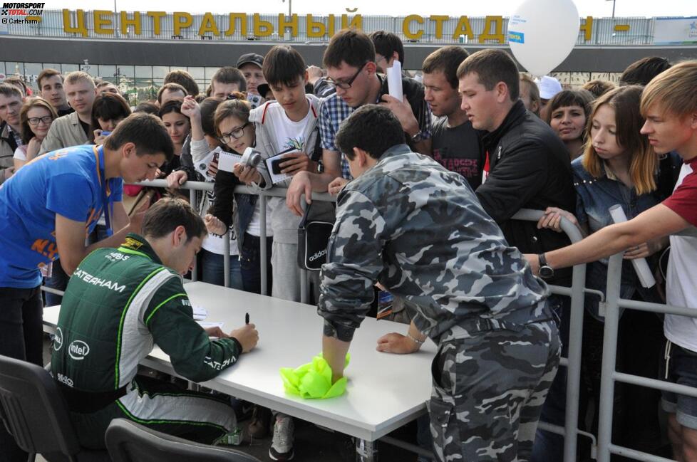 Robin Frijns gibt Autogramme für die russischen Fans