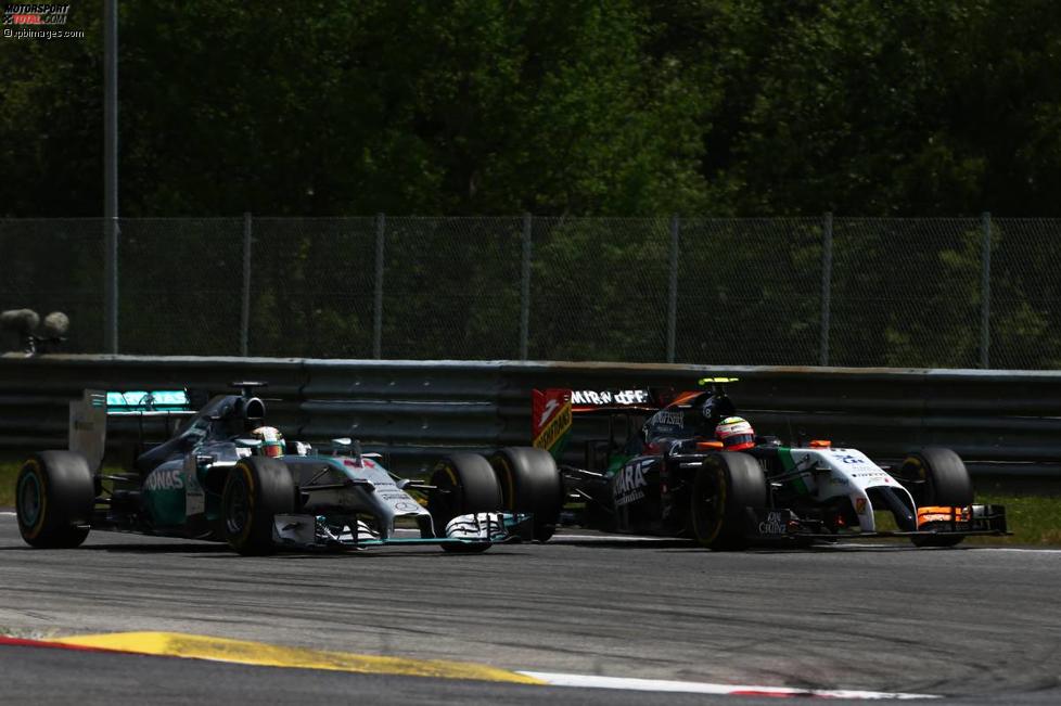 Lewis Hamilton (Mercedes) und Sergio Perez (Force India) 
