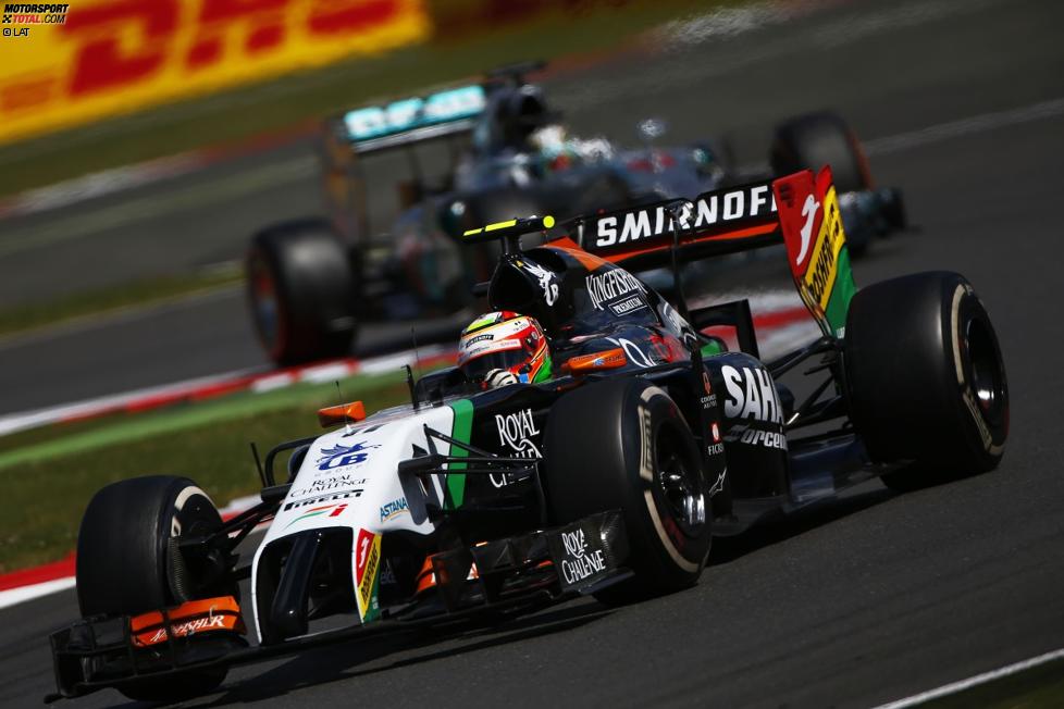 Sergio Perez (Force India) und Lewis Hamilton (Mercedes) 