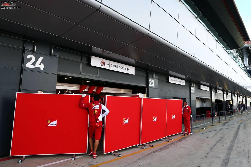 Sichtschutz-Stellwände beim Ferrari-Team