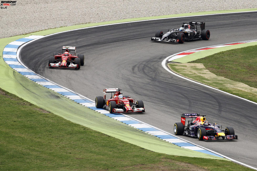 Sebastian Vettel (Red Bull), Fernando Alonso (Ferrari), Kimi Räikkönen (Ferrari) und Adrian Sutil (Sauber) 