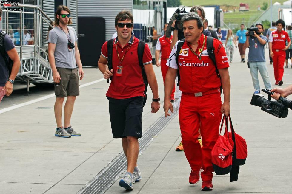 Fernando Alonso (Ferrari) mit seinem Physio Fabrizio Borra