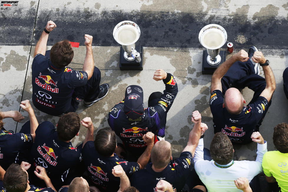 Daniel Ricciardo (Red Bull), Christian Horner und Adrian Newey 