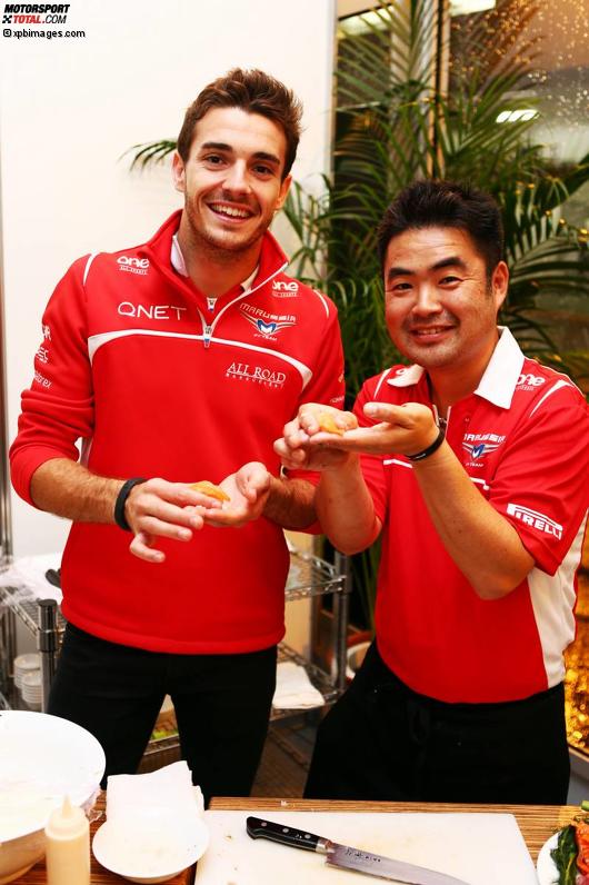 Jules Bianchi (Marussia) bereitet Sushi zu