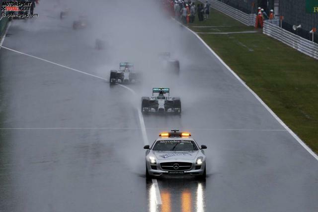 Nico Rosberg hinter dem Safety-Car: Die Sicht war zu Beginn stark eingeschränkt
