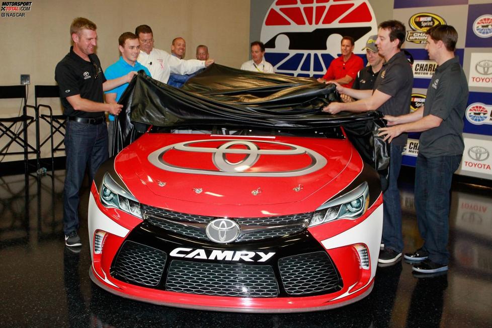 Die Toyota-Piloten präsentieren den neuen Camry für die Sprint-Cup-Saison 2015