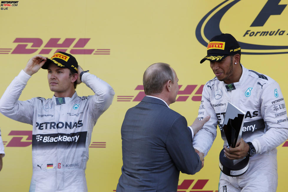 Wladimir Putin gratuliert Rennsieger Lewis Hamilton (Mercedes) 