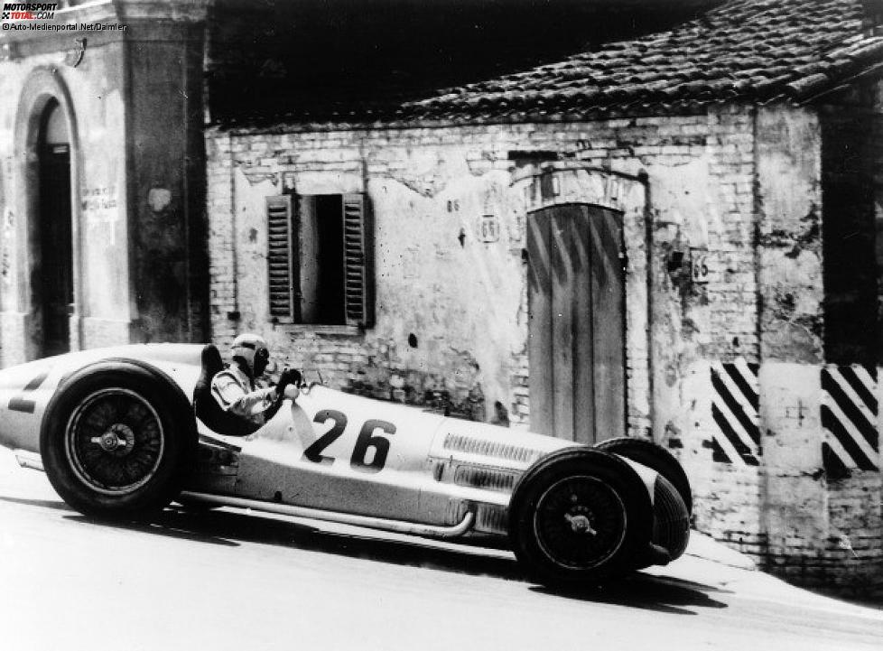 Rudolf Caracciola im Mercedes-Benz W 154 (1939) in der 