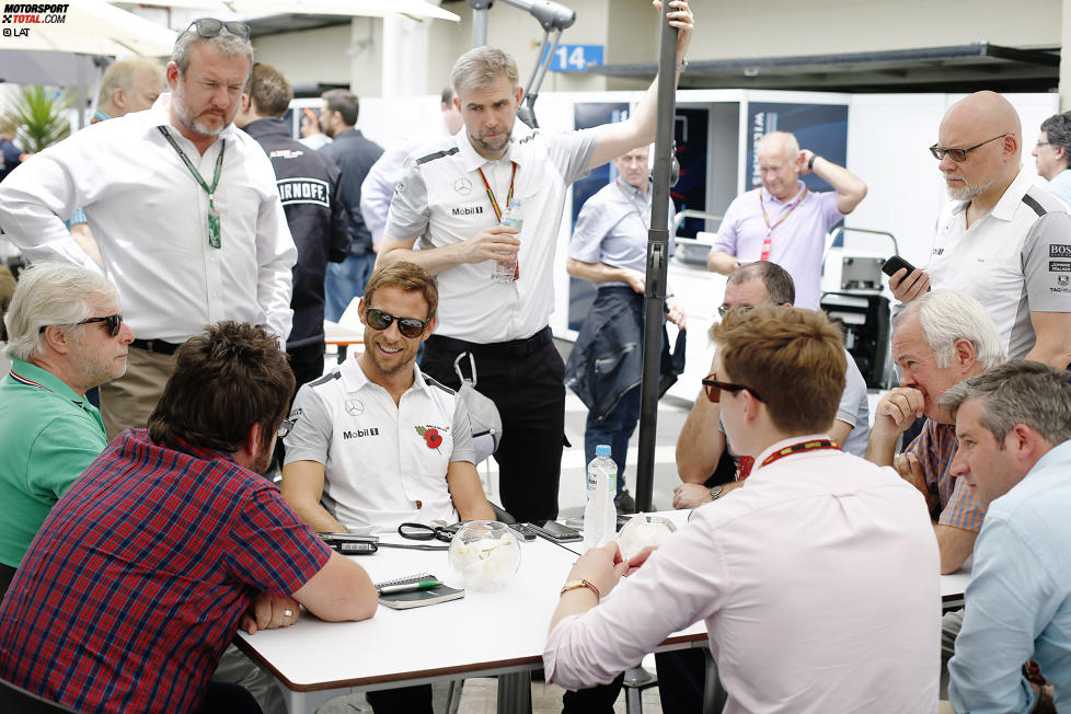 Jenson Button (McLaren) spricht mit den Medien