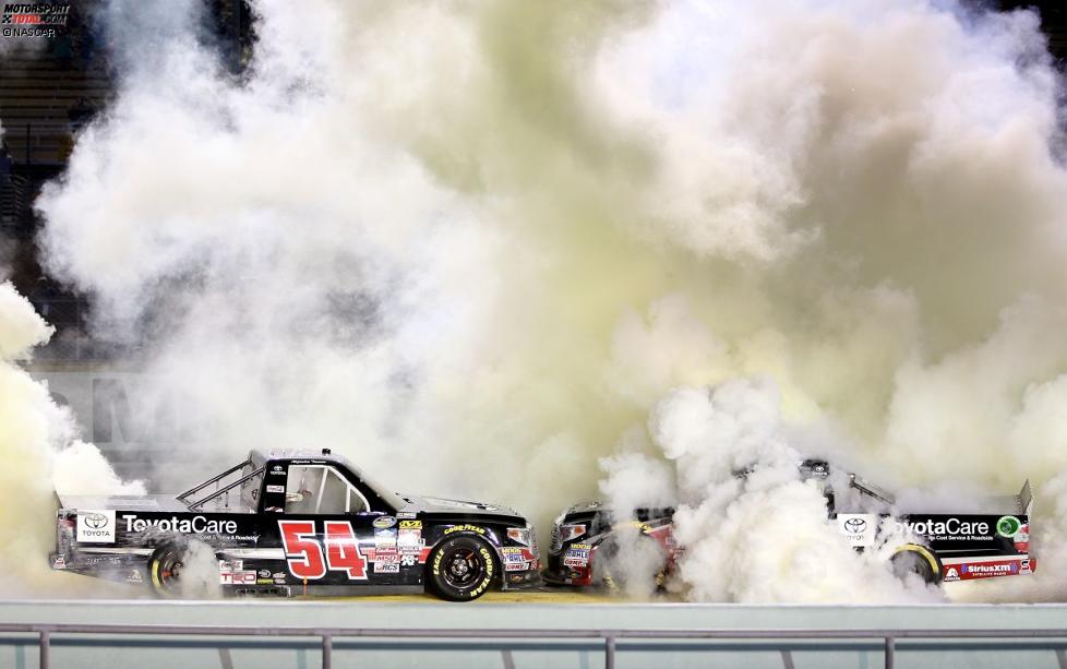 Trucks: Sieger Darrell Wallace und Owner-Champion Kyle Busch beim Simultan-Burnout