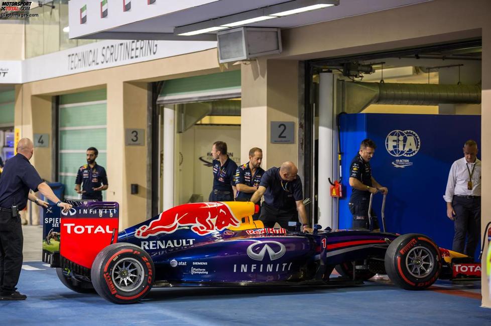 Auch das Auto von Sebastian Vettel (Red Bull) besteht die technische Abnahme nach dem Qualifying nicht
