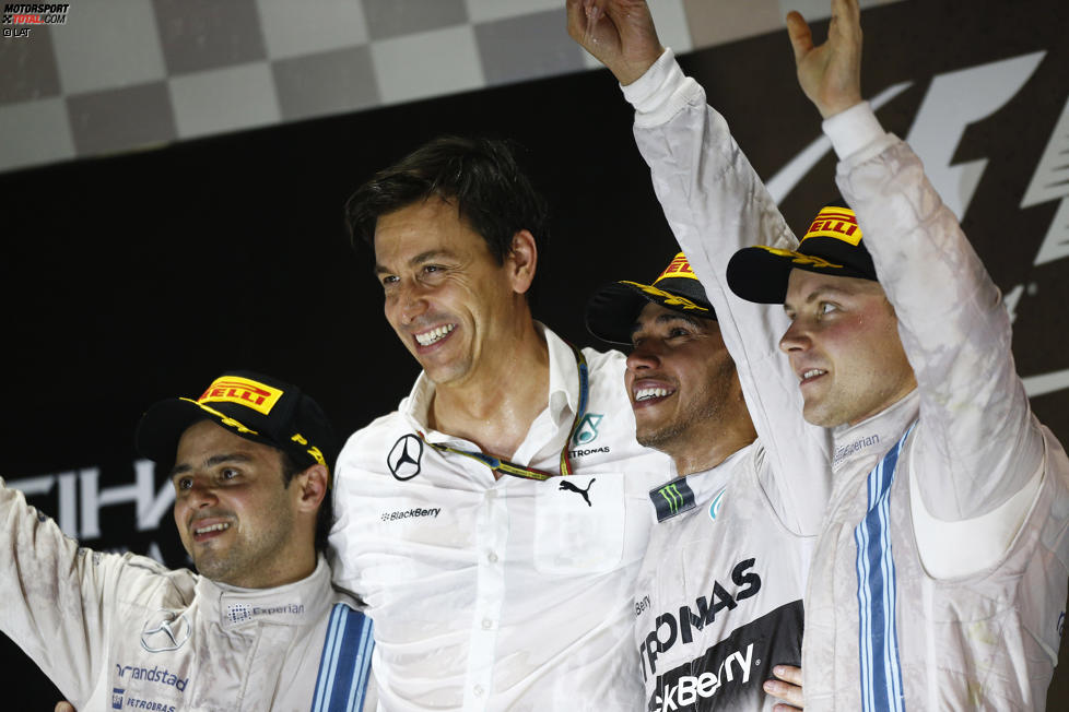 Lewis Hamilton (Mercedes) wird Weltmeister, auf dem Podest zusammen mit Felipe Massa (Williams), Valtteri Bottas (Williams) und Toto Wolff 