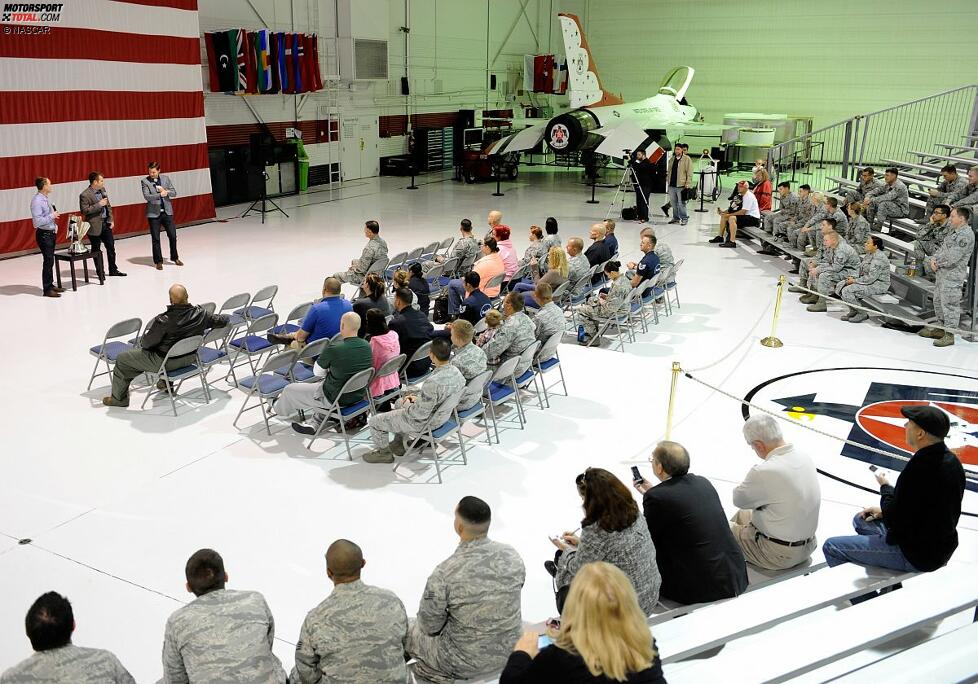 Kevin Harvick spricht auf der Nellis Air Force Base