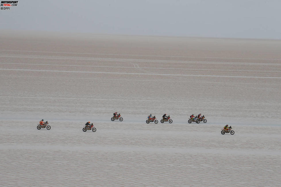 Start zur achten Etappe der Motorräder in Uyuni