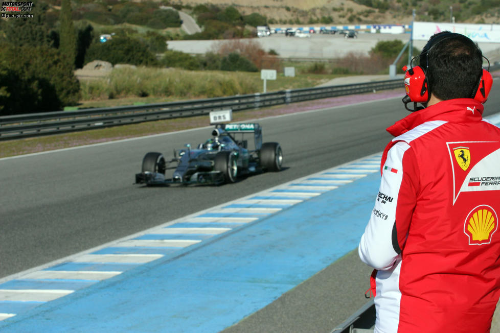 Nico Rosberg (Mercedes) wird von einem Ferrari-Ingenieur beobachtet