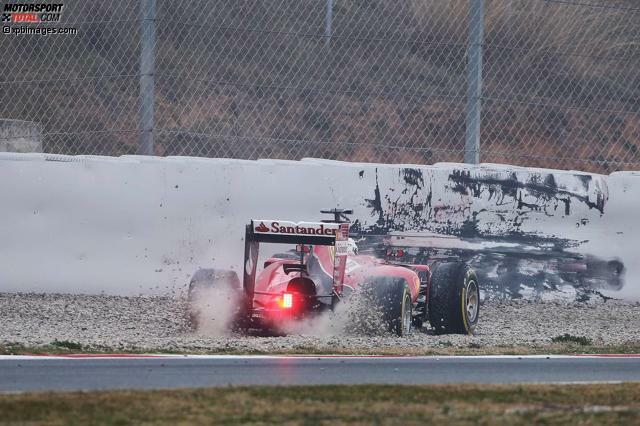 War da jemand noch nicht richtig wach? Schon bei seiner Einführungsrunde um kurz nach 9 Uhr landet Sebastian Vettel mit seinem Ferrari im Kiesbett. War da jemand noch nicht richtig wach? Schon bei seiner Einführungsrunde um kurz nach 9 Uhr landet Sebastian Vettel mit seinem Ferrari im Kiesbett.