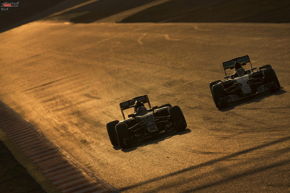 Jolyon Palmer (Lotus) und Lewis Hamilton (Mercedes) 