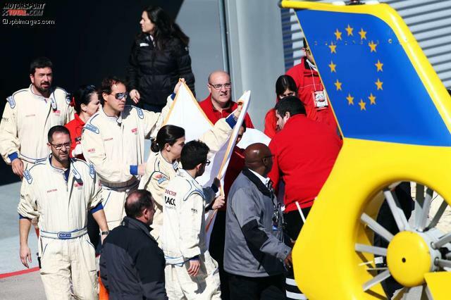 Schrecksekunde in Barcelona. Fernando Alonso (McLaren-Honda) muss nach einem Unfall mit dem Rettungshubschrauber ins Krankenhaus geflogen werden. Dort werden keine Verletzungen festgestellt.