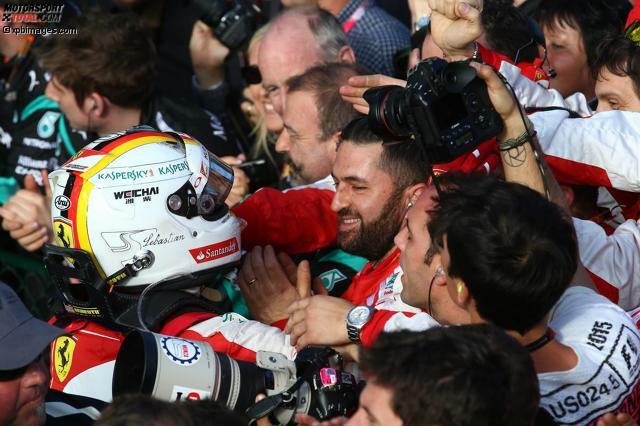 Vettel im Kreis seiner Mechaniker: Viel Harmonie bei den Roten