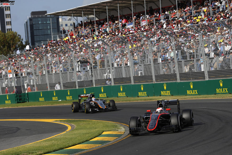 Jenson Button (McLaren) und Sergio Perez (Force India) 