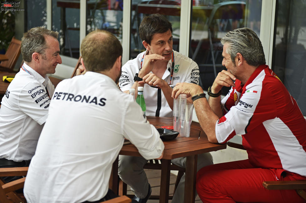 Paddy Lowe, Toto Wolff (Mercedes) und Maurizio Arrivabene (Ferrari)