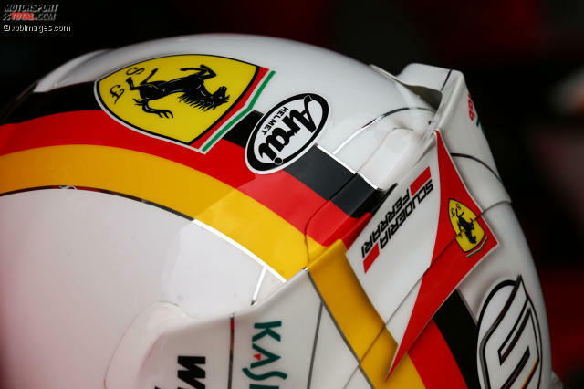 Sebastian Vettels Helm im 2015er Look bleibt in Monaco im Regal liegen Sebastian Vettels Helm im 2015er Look bleibt in Monaco im Regal liegen