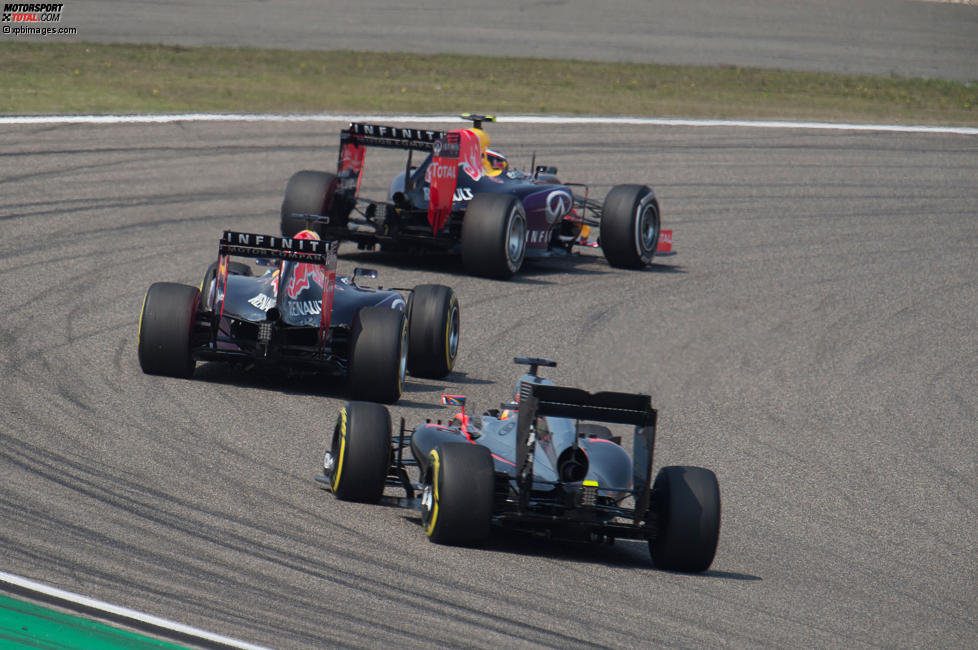 Daniil Kwjat (Red Bull), Daniel Ricciardo (Red Bull) und Fernando Alonso (McLaren) 