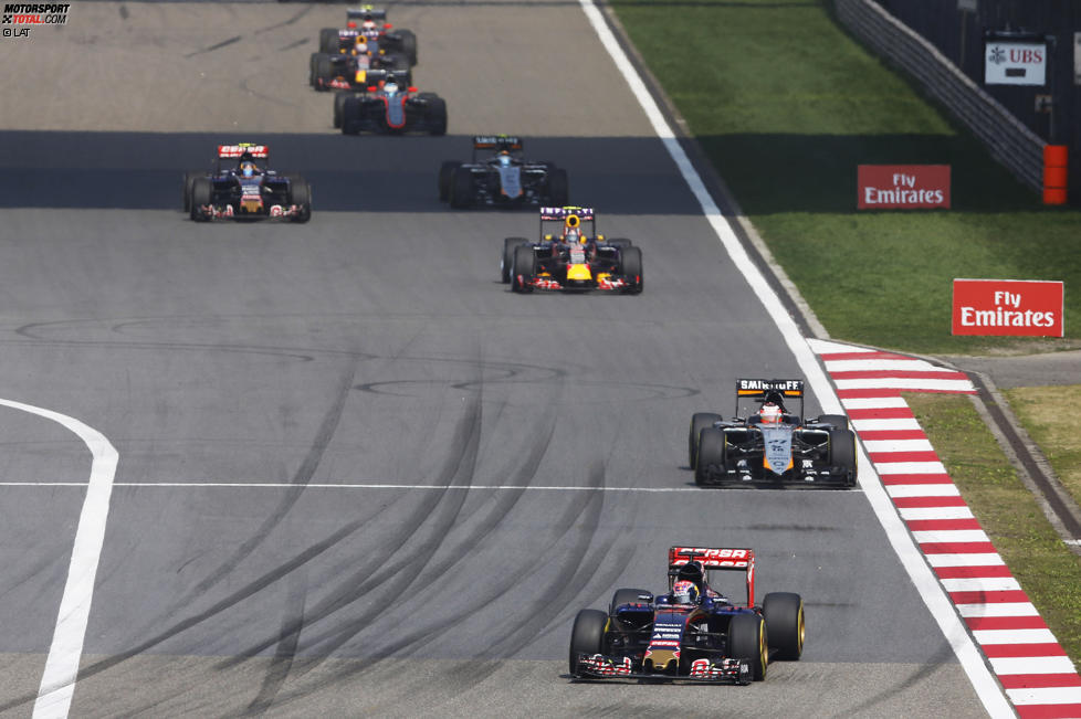 Max Verstappen (Toro Rosso), Nico Hülkenberg (Force India), Daniil Kwjat (Red Bull) und Carlos Sainz (Toro Rosso) 