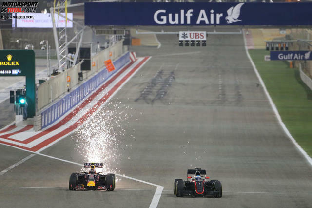 Da musste sich der Red Bull (li.) ganz schön anstrengen: Fernando Alonso (re.) im Duell