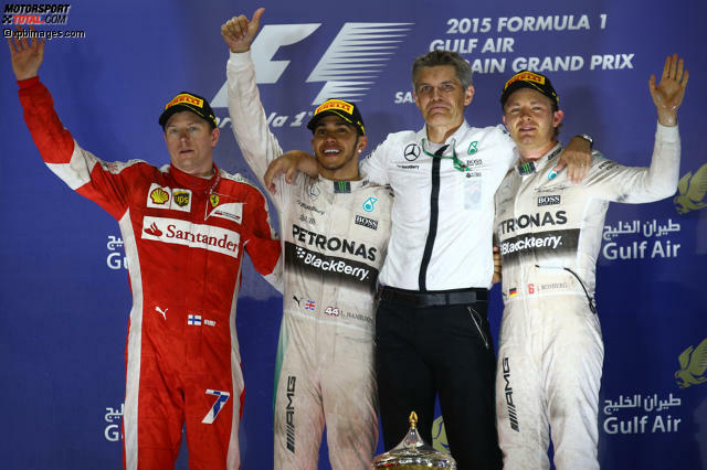Lewis Hamilton feiert im vierten Rennen der Formel-1-Saison 2015 seinen dritten Sieg, baut den Vorsprung in der Weltmeisterschaft auf 27 Punkte aus - und wird damit auf jeden Fall auch den Europa-Auftakt in Barcelona als Spitzenreiter überstehen. Sein zweiter Bahrain-Triumph nach 2014 ist nicht gefährdet. Die Action spielt sich hinter ihm ab, ... Lewis Hamilton feiert im vierten Rennen der Formel-1-Saison 2015 seinen dritten Sieg, baut den Vorsprung in der Weltmeisterschaft auf 27 Punkte aus - und wird damit auf jeden Fall auch den Europa-Auftakt in Barcelona als Spitzenreiter überstehen. Sein zweiter Bahrain-Triumph nach 2014 ist nicht gefährdet. Die Action spielt sich hinter ihm ab, ...
