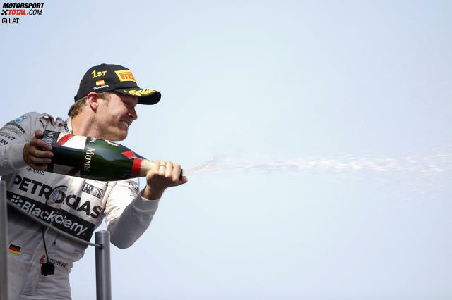 Siegerkappe und Schampus: Nico Rosberg hat erstmals 2015 ein Rennen gewonnen