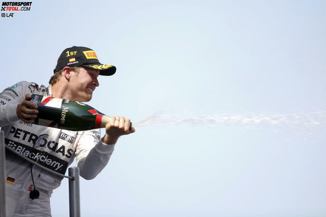 Siegerkappe und Schampus: Nico Rosberg hat erstmals 2015 ein Rennen gewonnen Siegerkappe und Schampus: Nico Rosberg hat erstmals 2015 ein Rennen gewonnen