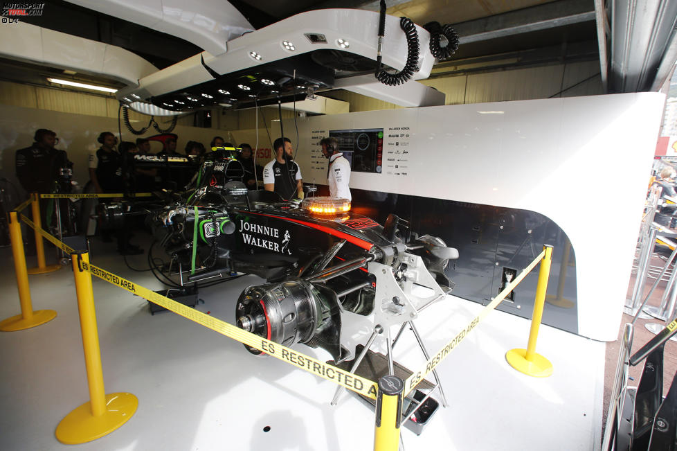 Jenson Button (McLaren) musste zu Beginn des 1. Freien Trainings wieder nur zuschauen