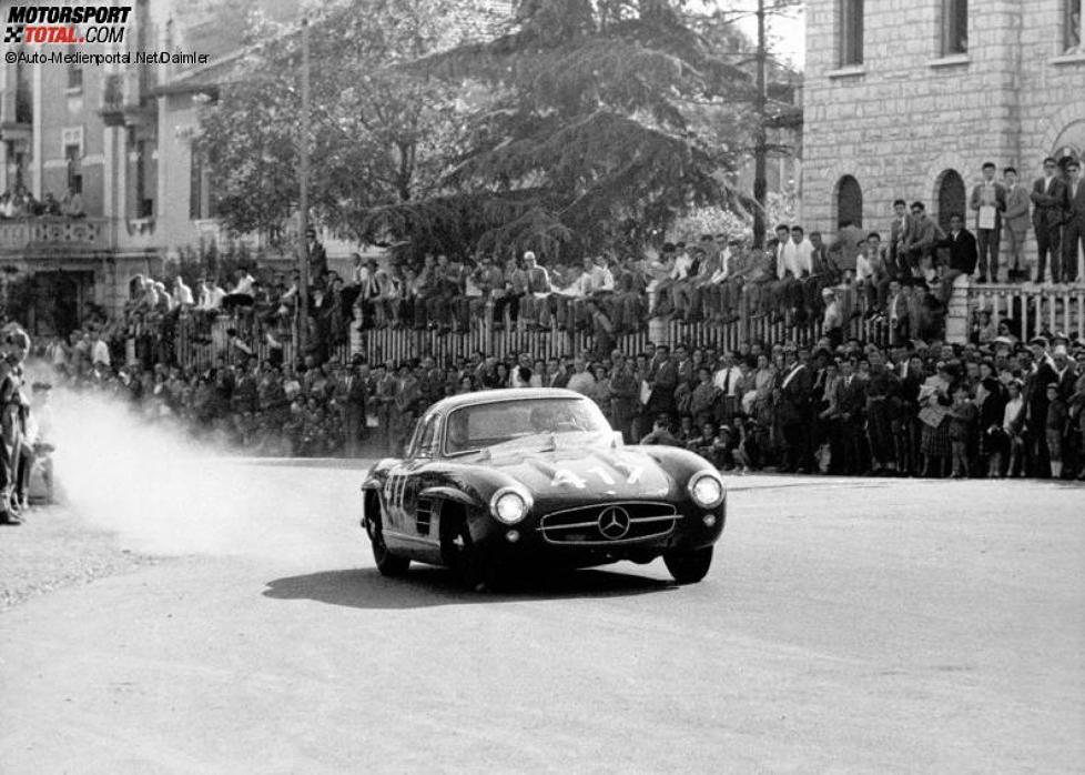 John Cooper Fitch und Kurt Gesell (Startnummer 417) im Mercedes-Benz Tourensportwagen Typ 300 SL (W 198) gewannen 1955 die Serien-Sportwagenklasse der Mille Miglia