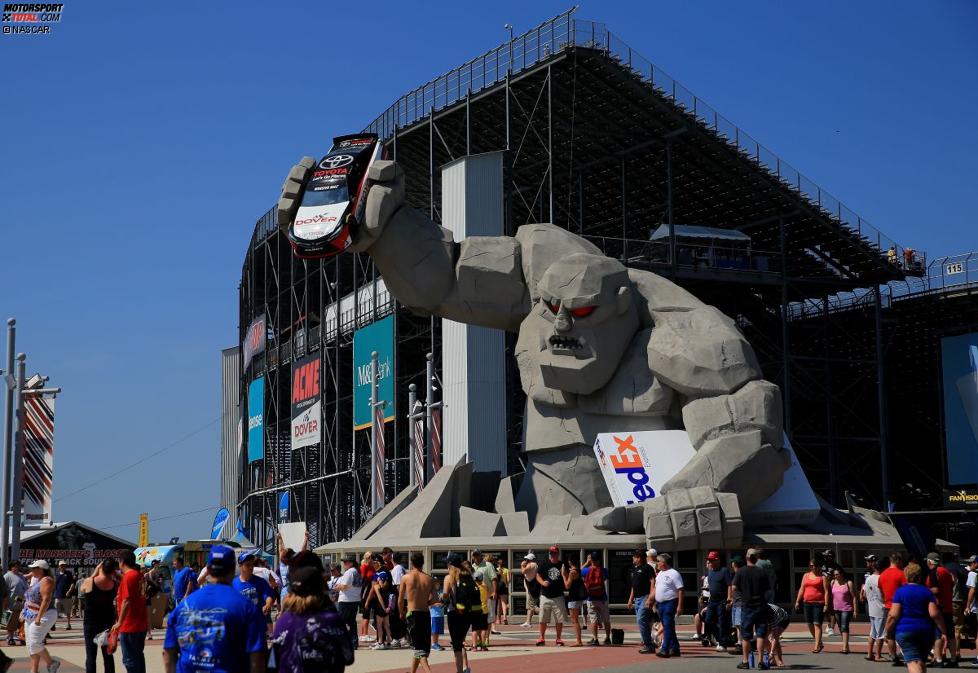 Miles The Monster begrüßt die NASCAR-Fans zum FedEx 400