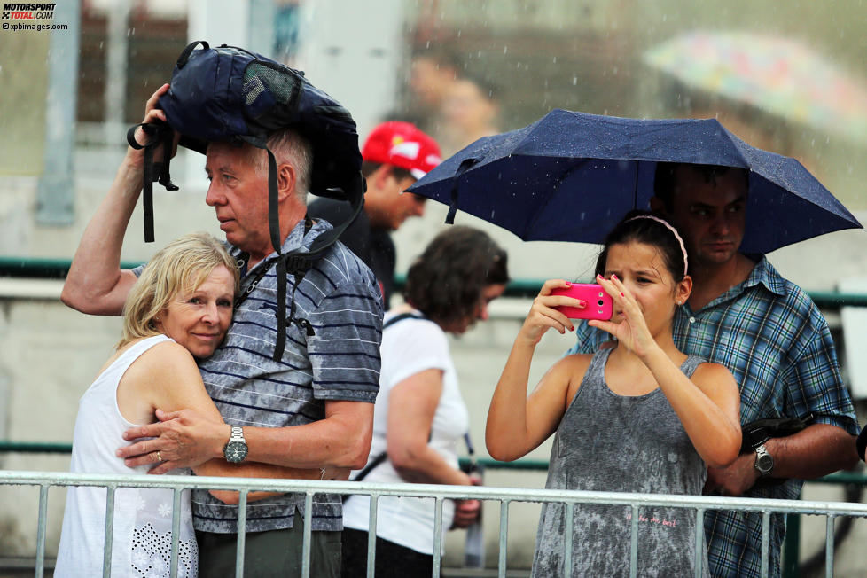 Fans trotzen dem Regen