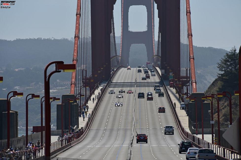 IndyCar-Korso über die Golden-Gate-Bridge in San Francisco zu Ehren von Justin Wilson