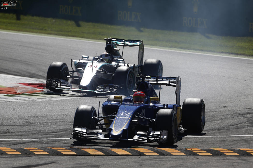 Felipe Nasr (Sauber) und Lewis Hamilton (Mercedes) 