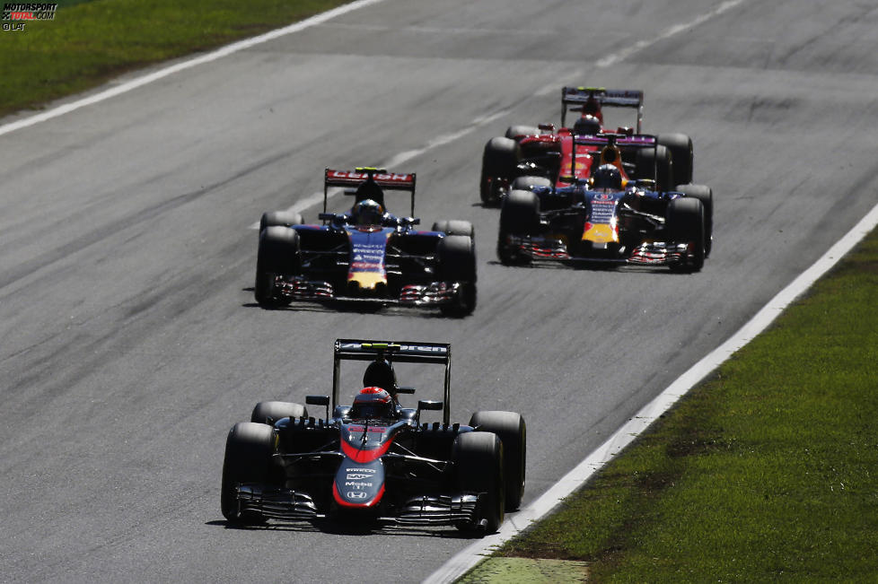 Jenson Button (McLaren), Carlos Sainz (Toro Rosso), Daniel Ricciardo (Red Bull) und Kimi Räikkönen (Ferrari) 