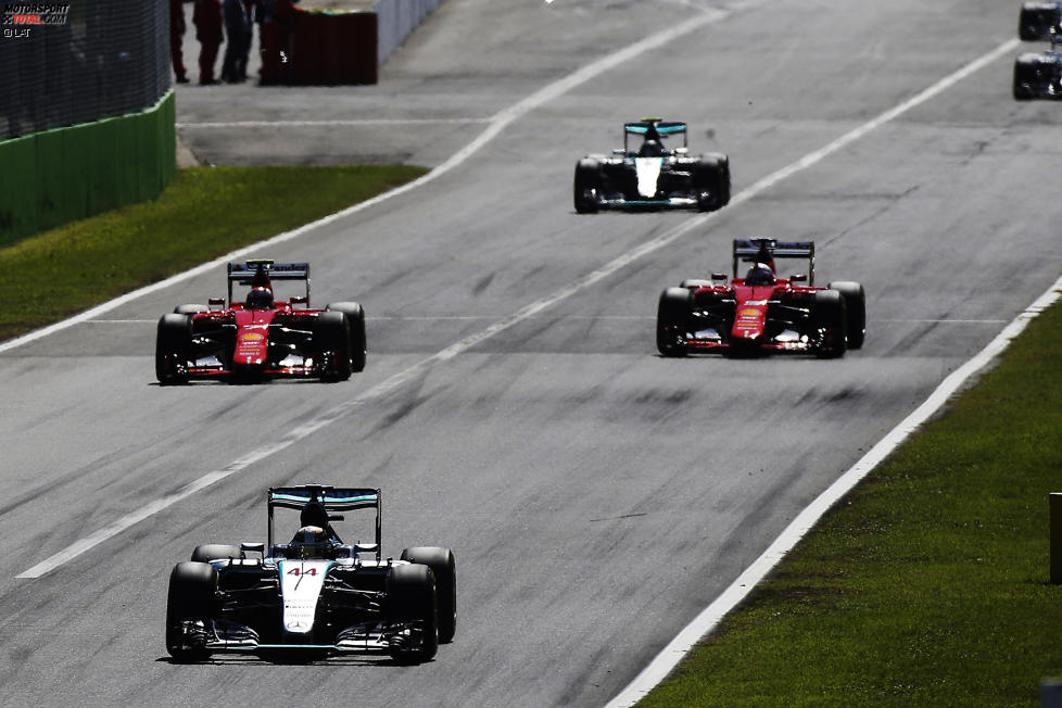 Lewis Hamilton (Mercedes), Kimi Räikkönen (Ferrari), Sebastian Vettel (Ferrari) und Nico Rosberg (Mercedes) 