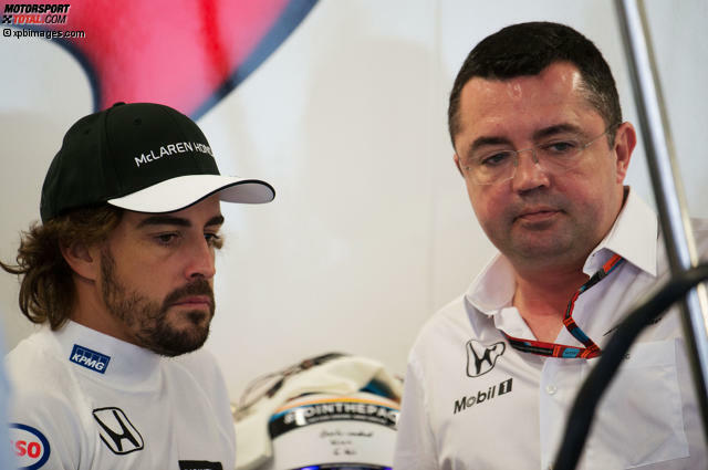Alonso und Boullier haben offenbar andere Geprächsthemen als die Gesundheit. Wir blicken auf die vier großen Unfälle seiner Karriere zurück.