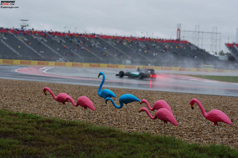 Nico Rosberg (Mercedes)  fährt an einigen Plastik-Flamingos vorbei