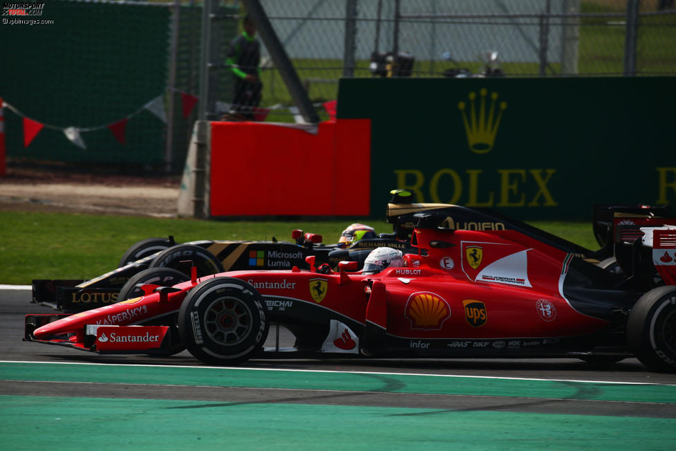 Sebastian Vettel (Ferrari) und Pastor Maldonado (Lotus) 