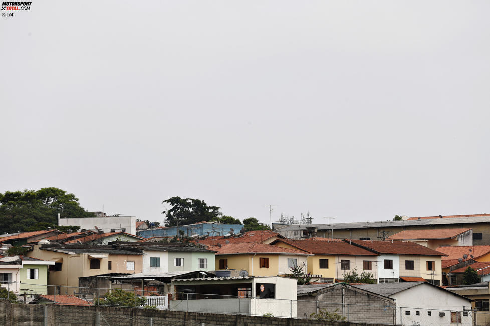 Häuser neben der Strecke in Interlagos