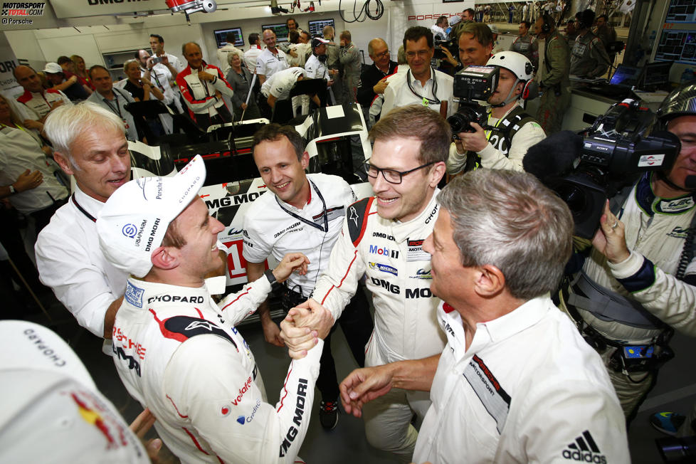 Timo Bernhard, Alexander Hitziger, Andreas Seidl und Fritz Enzinger (Porsche)