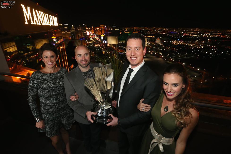 NASCAR-Champion Kyle Busch mit Ehefrau Samantha, Crewchief Adam Stevens und dessen Ehefrau Audrey vor der Skyline von Las Vegas