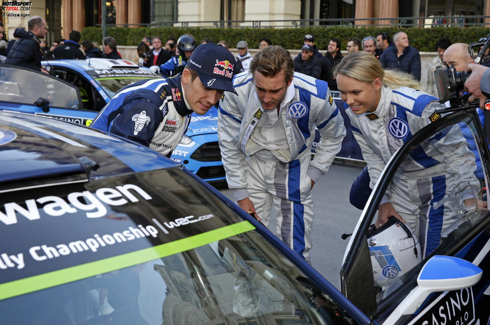 Sebastien Ogier zeigt Pierre Casiraghi und Caroline Wosznacki seinen Polo R WRC