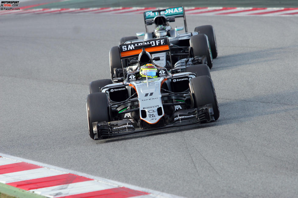 Sergio Perez (Force India) vor Nico Rosberg (Mercedes) 