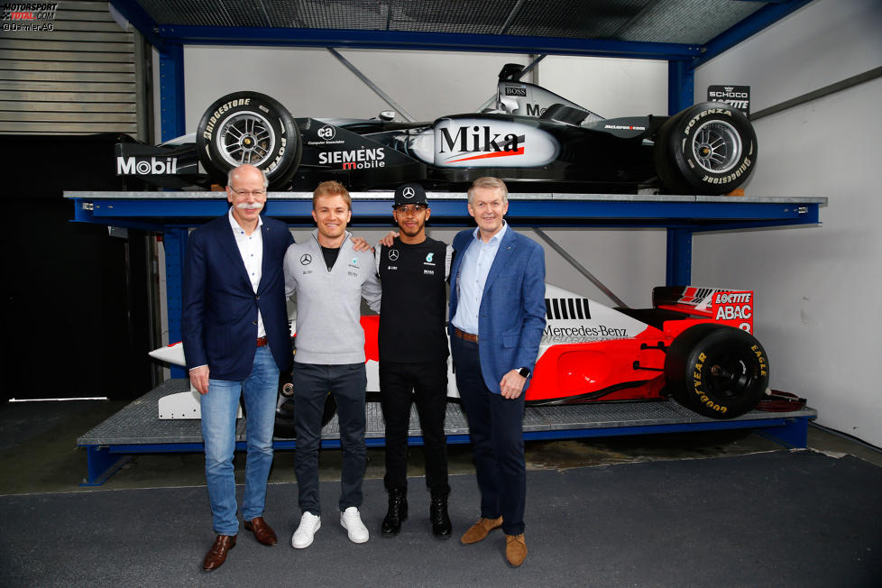 Nico Rosberg und Lewis Hamilton mit den Daimler-Vorständen Dieter Zetsche (links) und Thomas Weber (rechts)